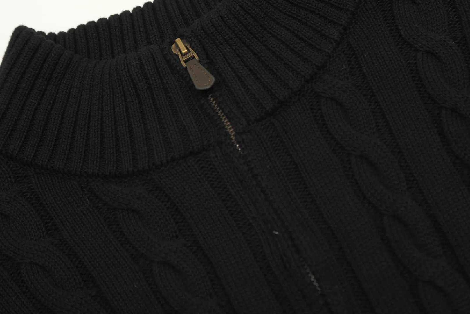 P250 Top quality" Style number: DS014# (not off the shelves all year round) [Ralph Lauren half-zip solid color pony embroidery logo twist knitted sweater] ✅Ralph Lauren half-zip classic basic versatile unisex couple pullover sweater ✅Main supplier platform live broadcast Wholesale entity Replenish when out of stock Not off the shelf ✅ZP quality 1:1 version Scan the code to enter the GF website Counter quality ✅Detailed quality The only one in Guangzhou Imported quality cotton yarn, focusing on high-end, cost-effective, good quality needless to say ✅The version is restored to the original order, the maximum size can be worn up to 200 pounds, loose, comfortable and stress-free ✅The upper body is simple and easy to match, ootd must-have style, good-looking clothes are never picky, a must-have wardrobe recommendation Size: S-XL Color: Navy blue milk white black pure white gray khaki light blue yellow pink olive green red blue label red gold label